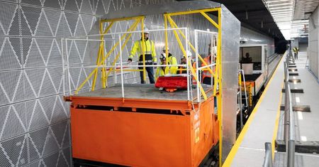 Warszawa: Pierwszy pociąg wjechał do nowych tuneli metra M2 na Bemowie