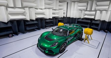 Lotus odbija się od dna: 110 milionów dolarów straty