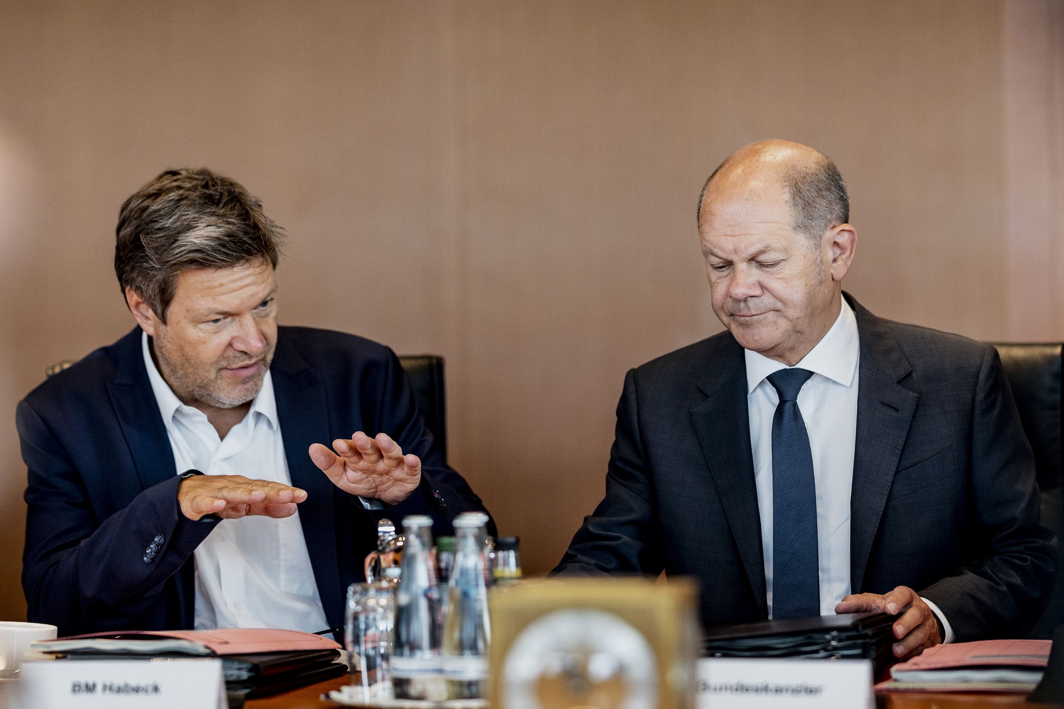 BERLIN, GERMANY - JULY 01: (L-R) Robert Habeck, German Minister for Economy and Climate Protection and Vice Chancellor, and Federal Chancellor Olaf Scholz (SPD) are pictured during the weekly meeting of the cabinet on July 01, 2022 in Berlin, Germany. (Photo by Florian Gaertner/Photothek via Getty Images)
