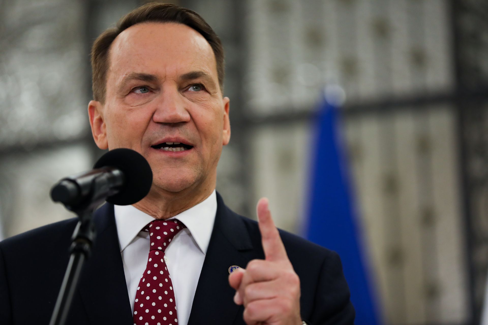 Banda złodziei i hipokrytów. Sikorski uderza po alarmie Magyara