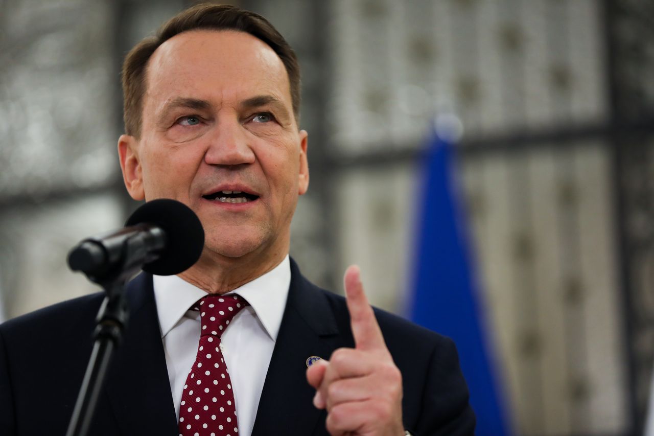 "Banda złodziei i hipokrytów". Sikorski uderza rywali po alarmie Magyara