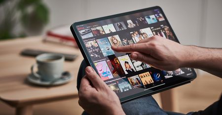 Sukces w dobie koronawirusa. Izolacja i zamknięte kina wywindowały wyniki Netfliksa