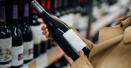 Zamiast kwiatów włoskie bąbelki. Ekspert tłumaczy, jakie wina wybierają kobiety