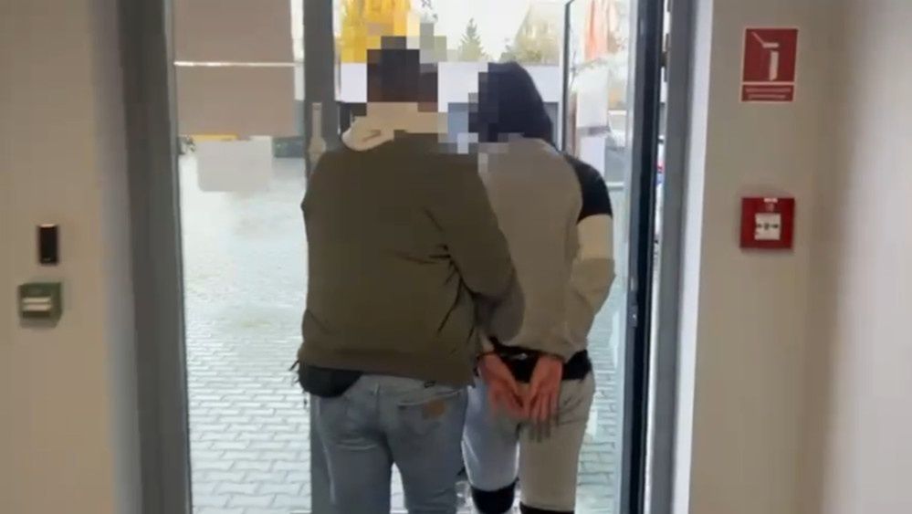 Warszawa: Brutalny rozbój podczas plenerowej imprezy. 18-latek dotkliwie pobity i okradziony przez swoich znajomych