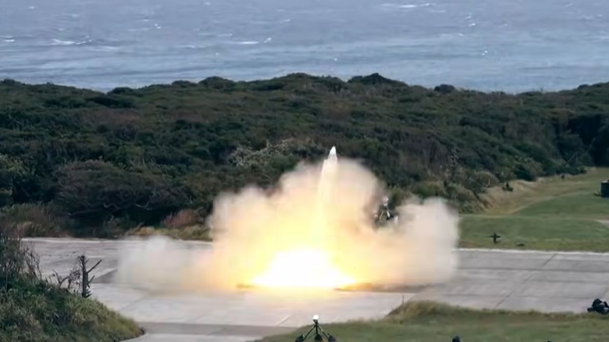 Japoński pocisk przeciwokrętowy startuje