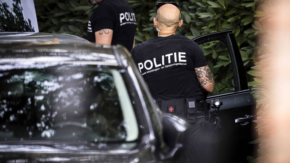 Extensive money laundering investigation in Heeswijk-Dinther
epa10181069 The Dutch Fiscal Intelligence and Investigation Service (FIOD) and the police raid a house in Heeswijk-Dinther, the Netherlands, 13 September 2022. The Public Prosecution Service (OM) has made nine arrests in an extensive money laundering investigation.  EPA/ROB ENGELAAR 
Dostawca: PAP/EPA.
ROB ENGELAAR