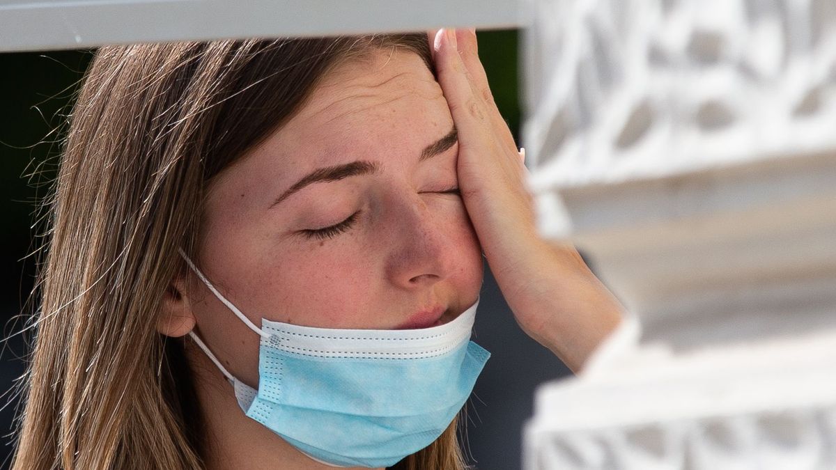 Koronawirus. Jeden z objawów dotyka częściej kobiety