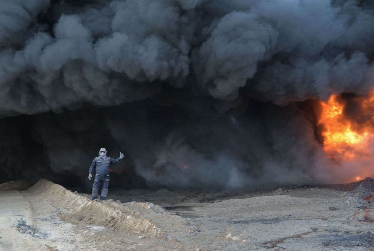 Pożar wywołany przez bojowników ISIS  na obrzeżach miasta Qayyarah w Iraku