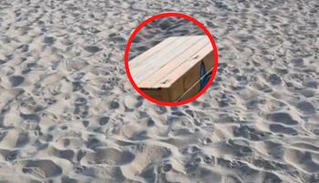 Stoją na plaży w Kołobrzegu. Aż zajrzał do środka