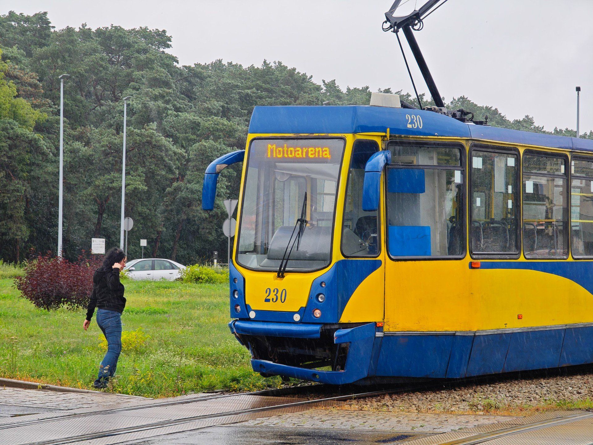 Na pl. Hoffmanna w Toruniu samochód osobowy zderzył się z tramwajem