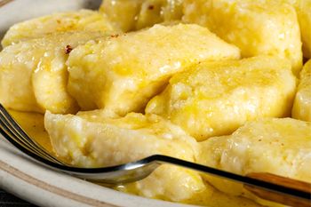 Dosypuję do kopytek. Są słodziutkie i tak pyszne, że niejadki proszą o dokładkę