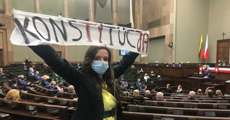 Incydent w Sejmie podczas przemówienia Dudy. Jachira rozwinęła transparent