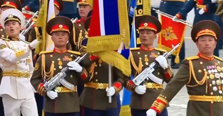 Żołnierze Kim Dzong Una na paradzie Putina. Wyciekły zdjęcia
