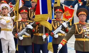 Żołnierze Kim Dzong Una na paradzie Putina. Wyciekły zdjęcia