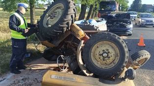Osobówką uderzył w ciągnik rolniczy. Traktor dachował. Ranny kierowca