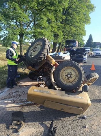 Osobówką uderzył w ciągnik rolniczy. Traktor dachował. Ranny kierowca