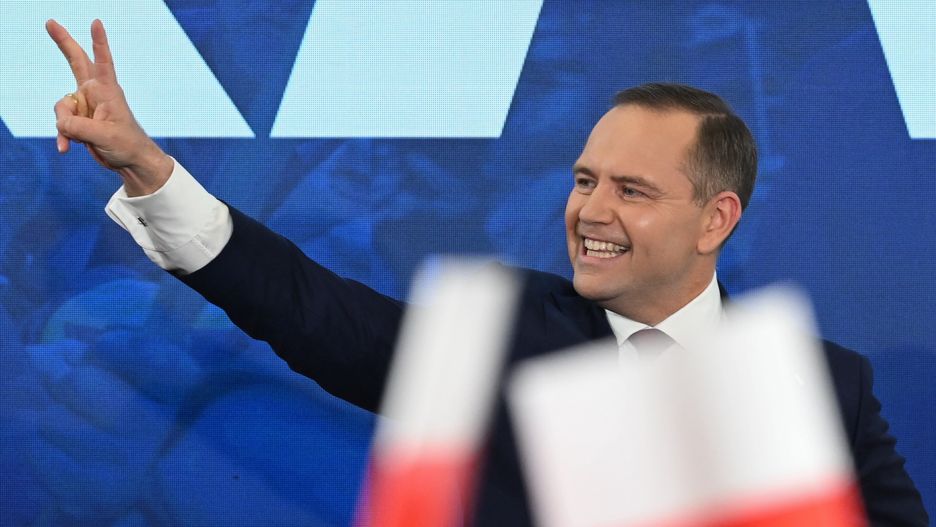 Gdańsk, 18.05.2025. Wybory prezydenta RP - I tura. Kandydat Komitetu Obywatelskiego, popierany przez Prawo i Sprawiedliwość prezes IPN Karol Nawrocki w swoim sztabie wyborczym w Gdańsku, 18 bm. Zakończyło się głosowanie w I turze wyborów prezydenta RP. (aldg) PAP/Adam Warżawa