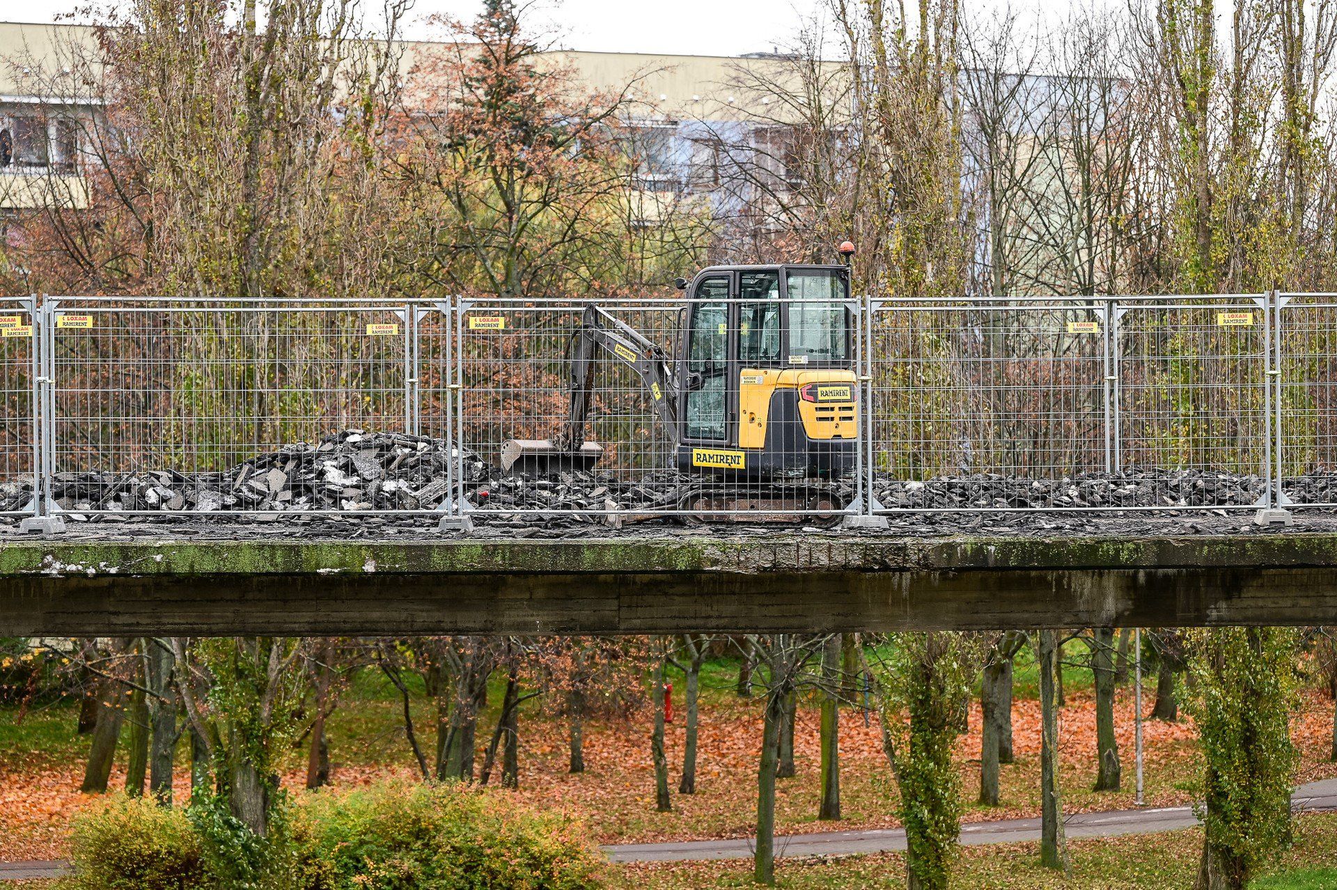 Prace rozbiórkowe kładki dla pieszych na Zaspie w Gdańsku