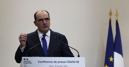 Francja wydłuża godzinę policyjną. Przez nową mutację koronawirusa