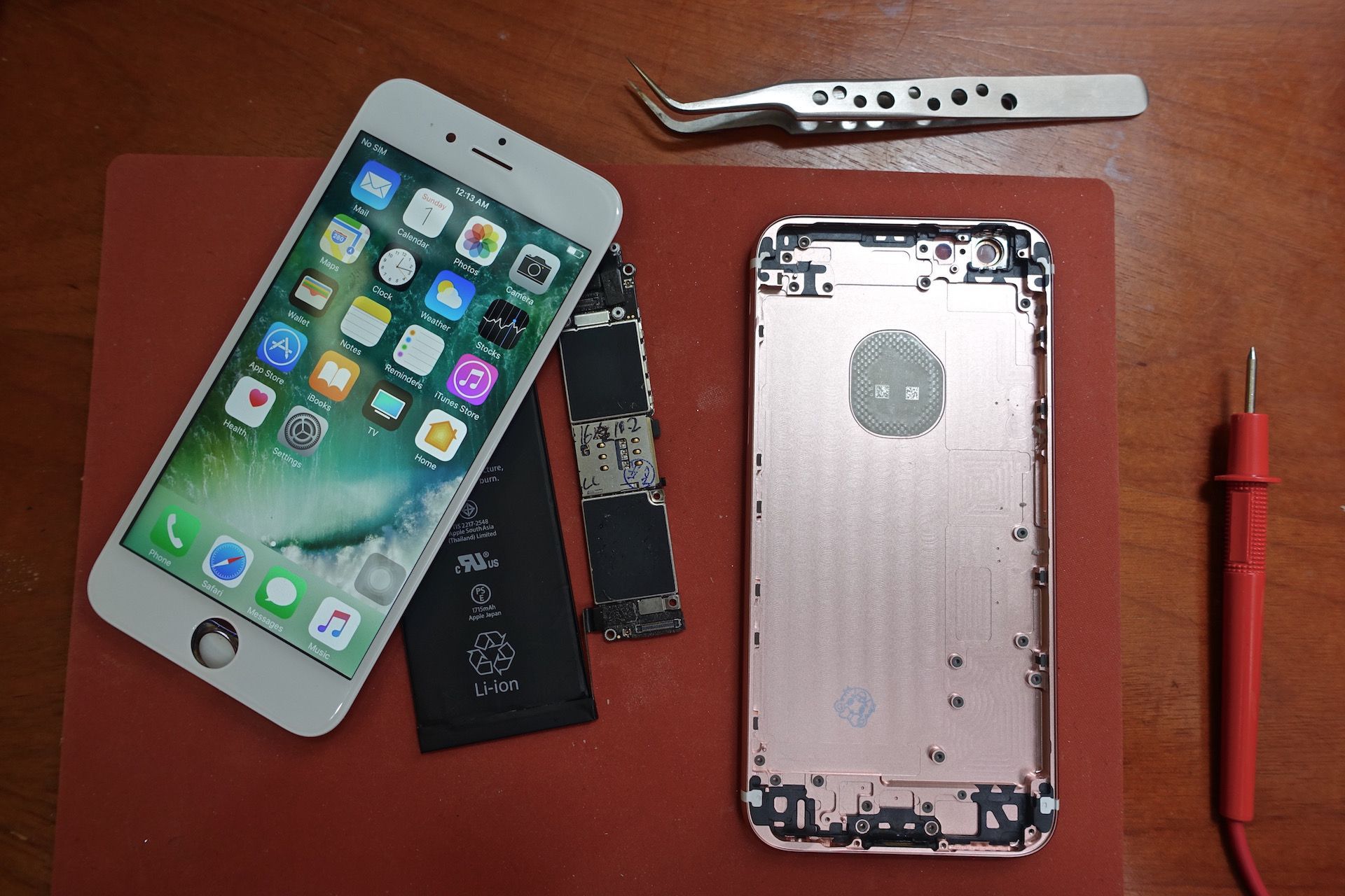 Sam zbudował iPhone'a z części, które kupił w Chinach 2