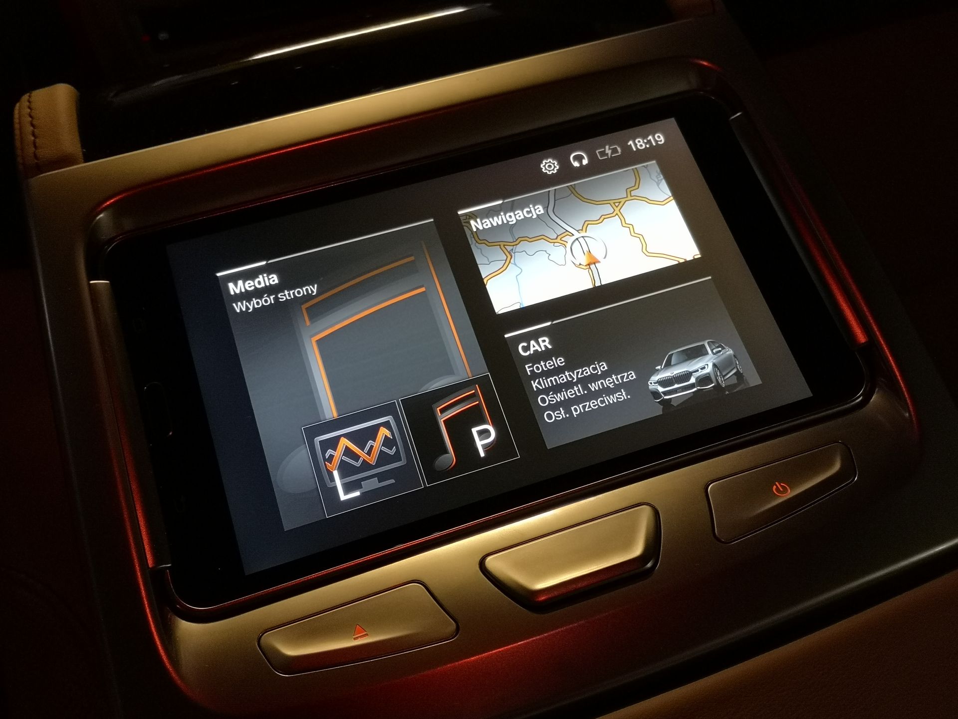BMW 750i xDrive: Systemy wsparcia kierowcy, Night Vision, zdalne sterowanie i audio Bowers & Wilkins 50