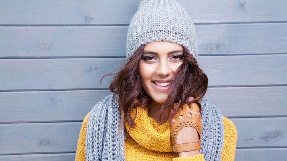 Szatynki świetnie wyglądają w żółtych swetrach