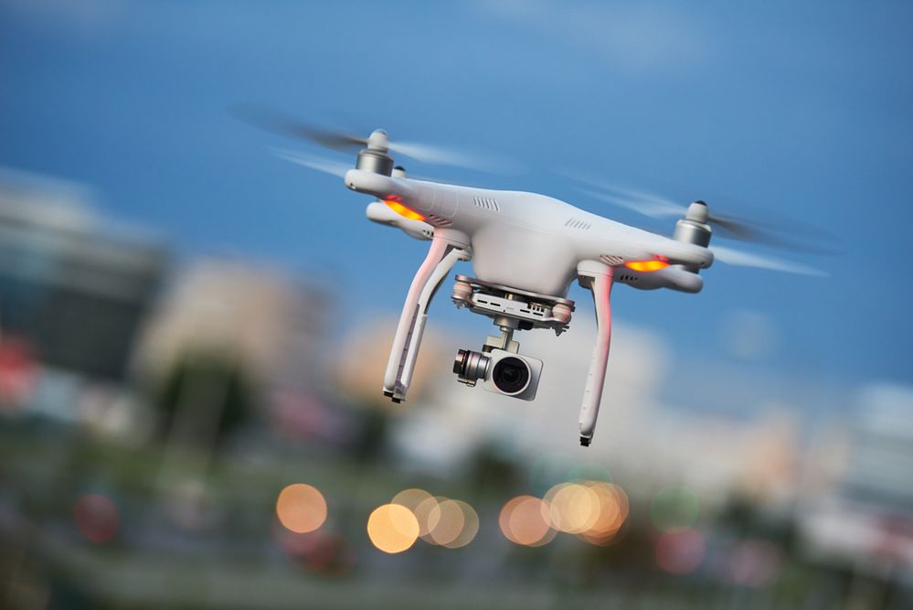 Zabawa dronem to doskonały sposób na spędzenie czasu na świeżym powietrzu