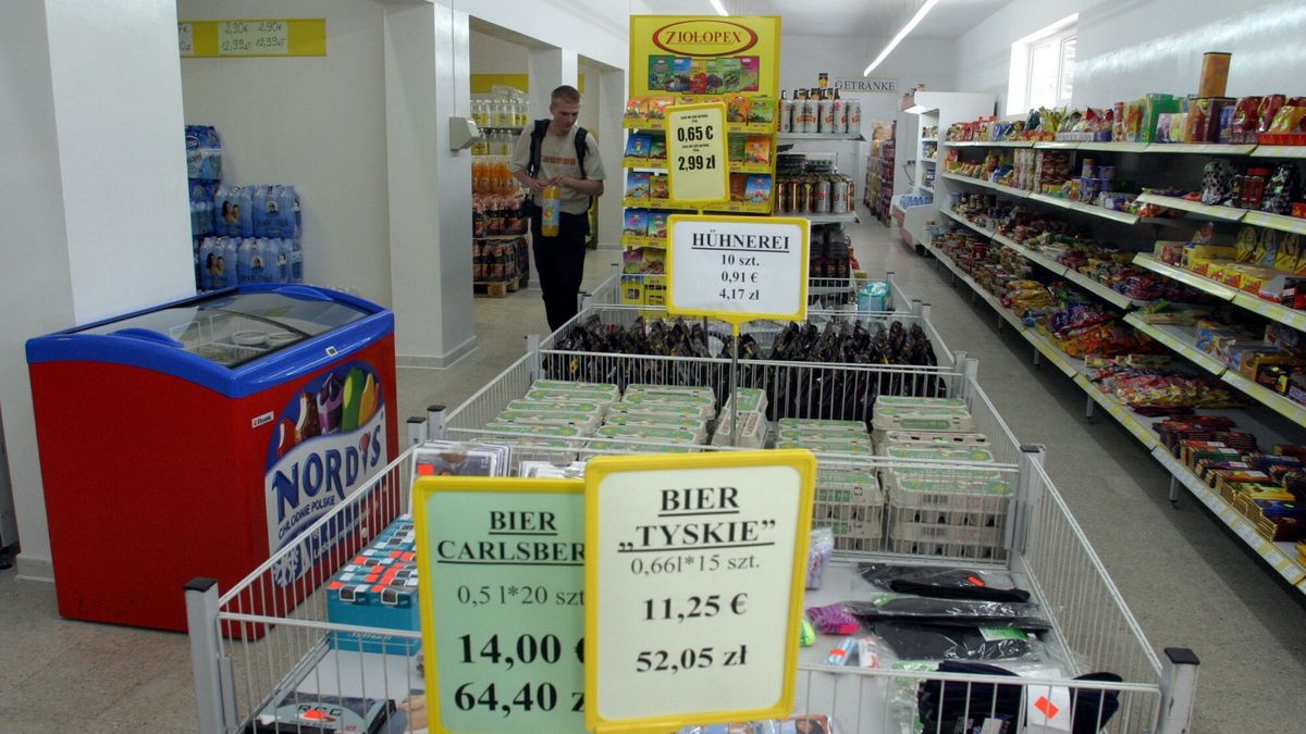 Reporter Braki
06.2004 Zasieki. Przygraniczny market. n/z ceny towarow podane w zlotowkach i w euro. 
fot.Darek Redos/REPORTER 
sklep, kupowanie, handel, sprzedaz, towar, cena
Redos/REPORTER