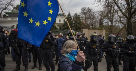 Protest przed ambasadą Rosji w Pradze. "Putin jest mordercą"
