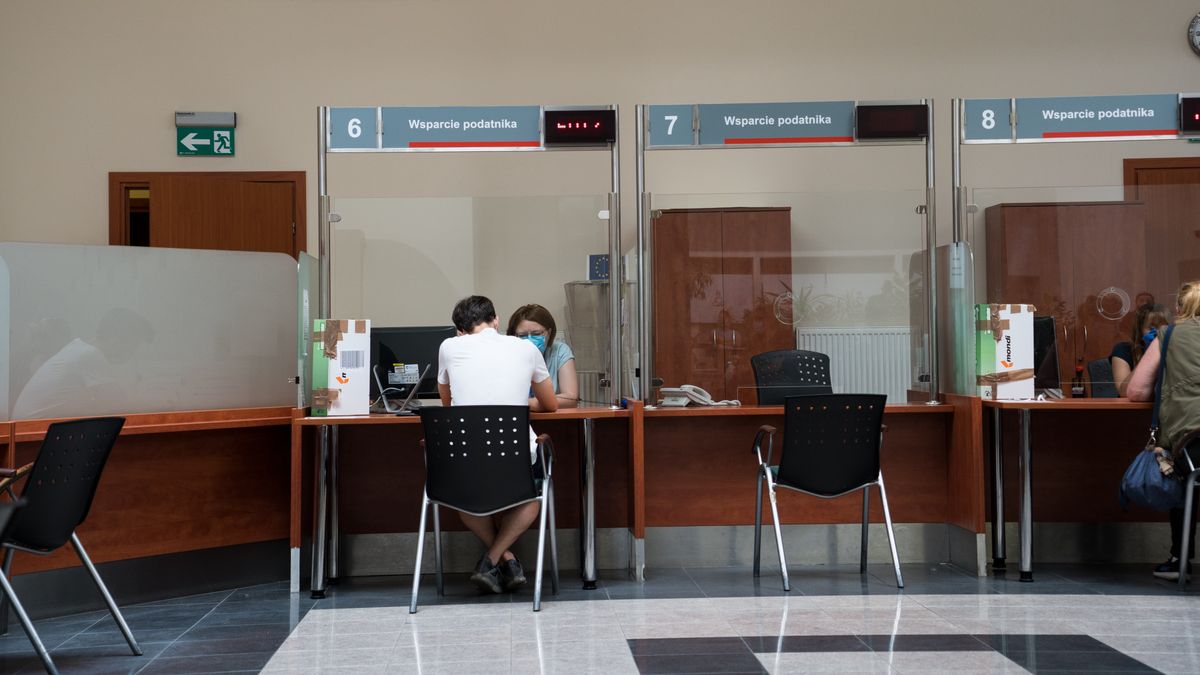 Rosnące bezrobocie i niepewność na rynku pracy wcale nie motywują Polaków, by podejmowali pracę w administracji publicznej 