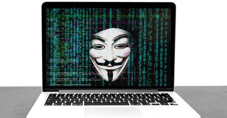 Anonymous kontynuują ataki. Przechwycili komunikaty rosyjskiego wojska