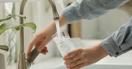 Czemu kranówka smakuje inaczej w różnych dzielnicach? To mówi MPWiK
