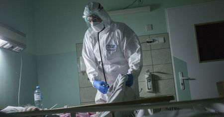 Stracone pokolenie COVID-19. Lekarz o o tym, jak w młodych uderzyła pandemia