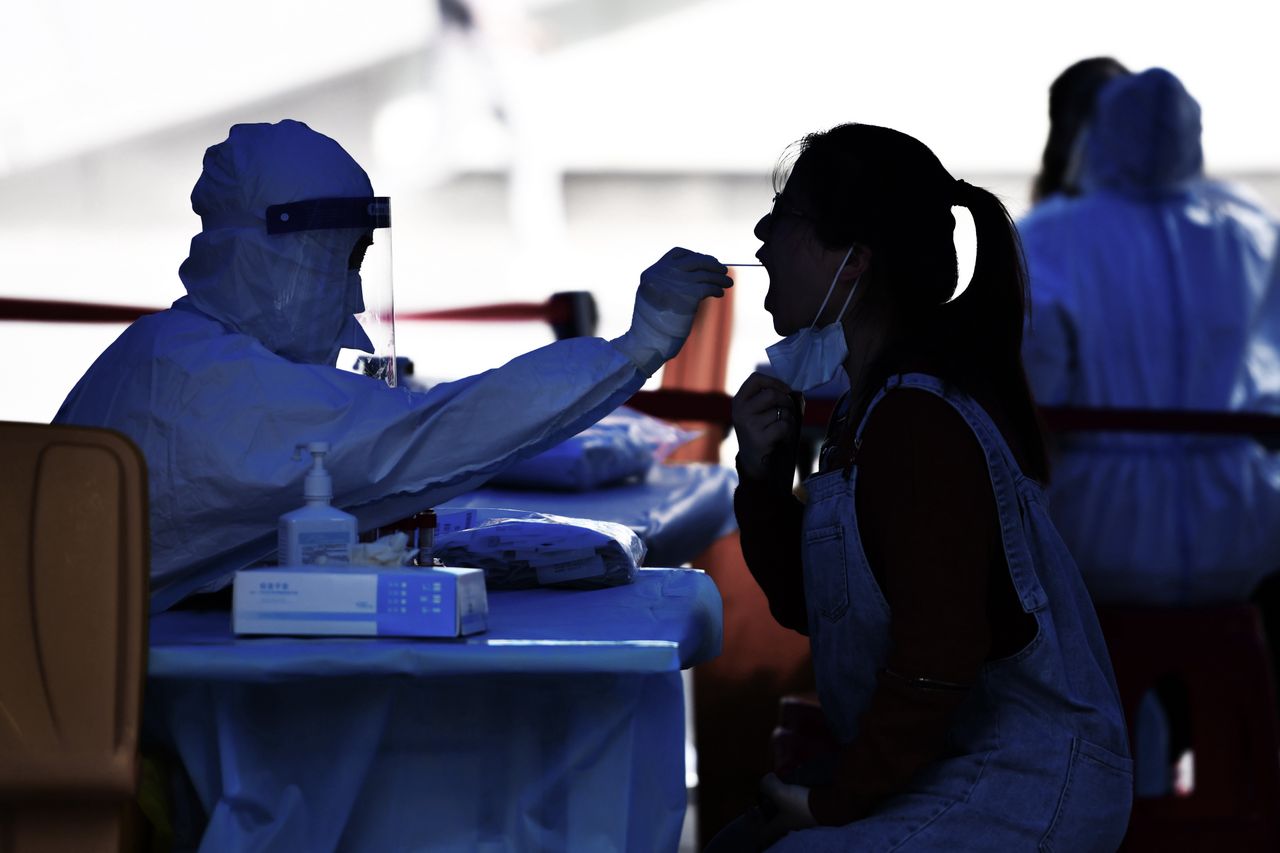 Epidemia koronawirusa wybuchła na nowo. Fabryki montujące iPhone'y zamknięte