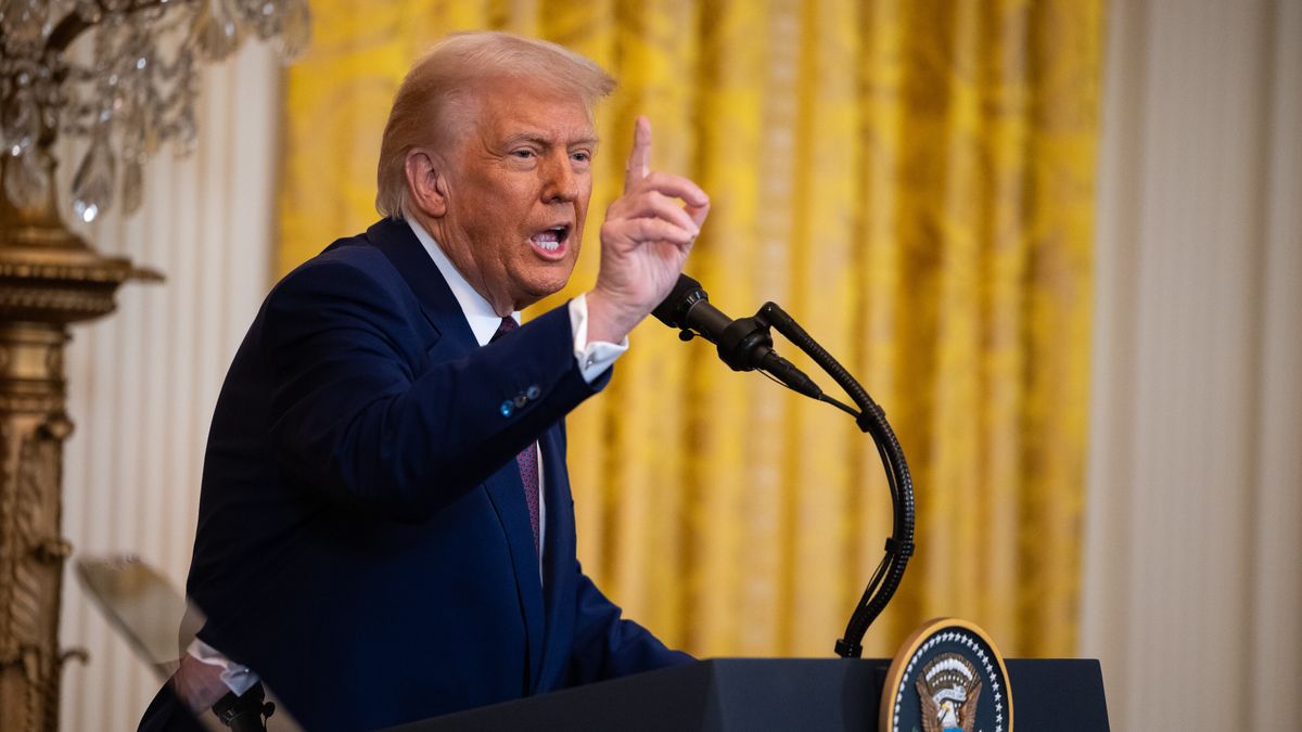 India Prime Minister Narendra Modi meets with US President Donald Trump at the White House
epa11894674 US President Donald Trump speaks during a press conference with India Prime Minister Narendra Modi (not pictured), in the East Room of the White House in Washington, DC, USA, 13 February 2025.  EPA/FRANCIS CHUNG / POOL 
Dostawca: PAP/EPA.
FRANCIS CHUNG / POOL
White House, head of state, US president