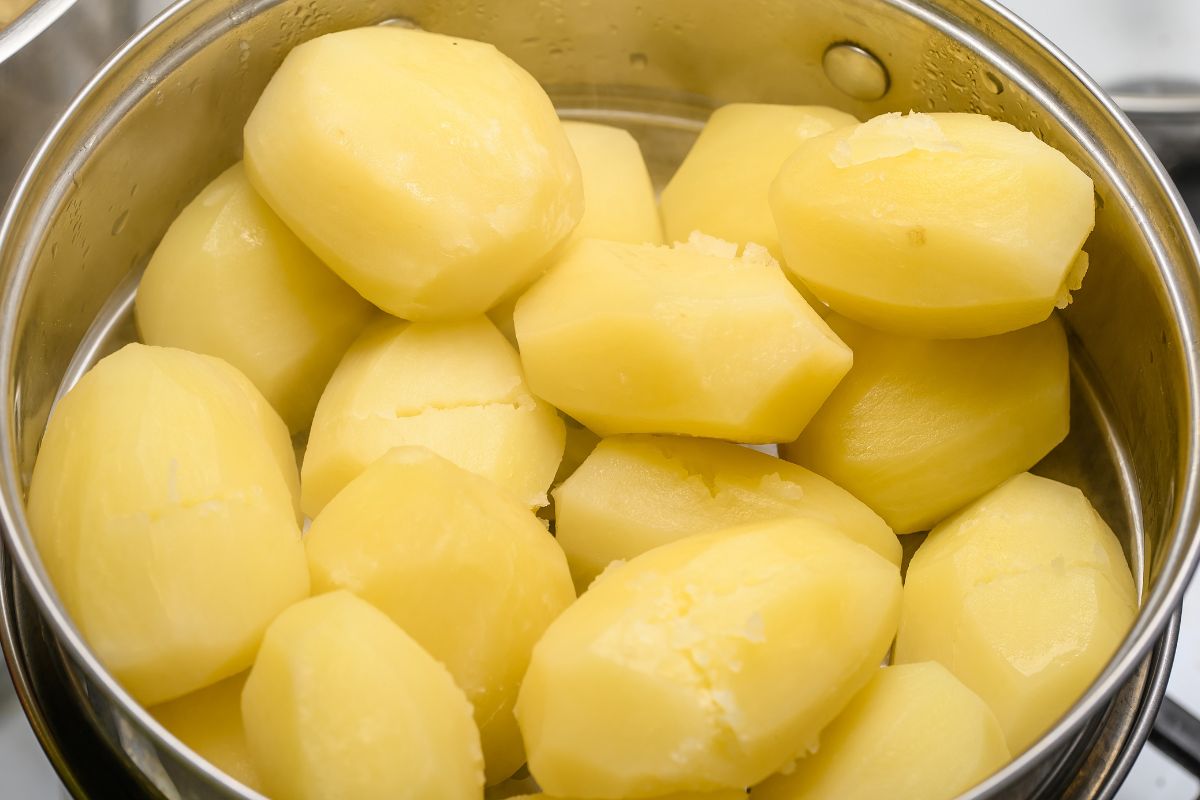 Nie wyrzucaj ugotowanych ziemniaków do kosza. Oto co możesz z nich zrobić
