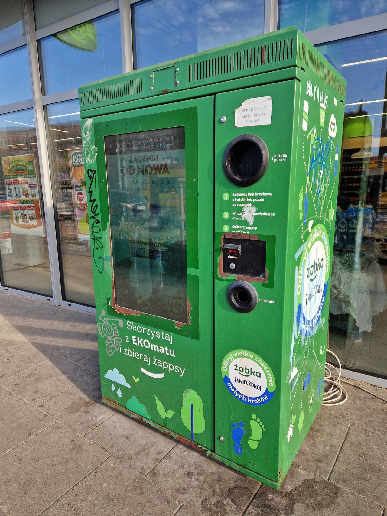 Automat do segregacji odpadów przed Żabką