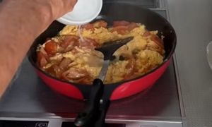 Jajecznica po japońsku podbija sieć. Kilka składników zmienia wszystko