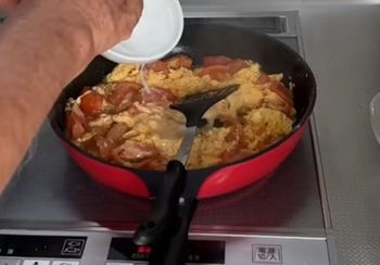 Jajecznica po japońsku podbija sieć. Kilka składników zmienia wszystko