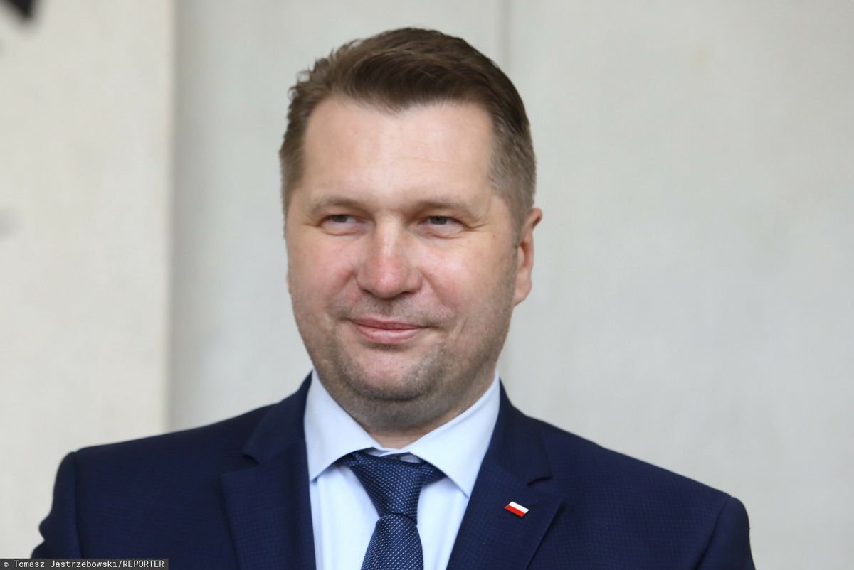 Powrót do szkół. Minister Przemysław Czarnek podpisał rozporządzenie