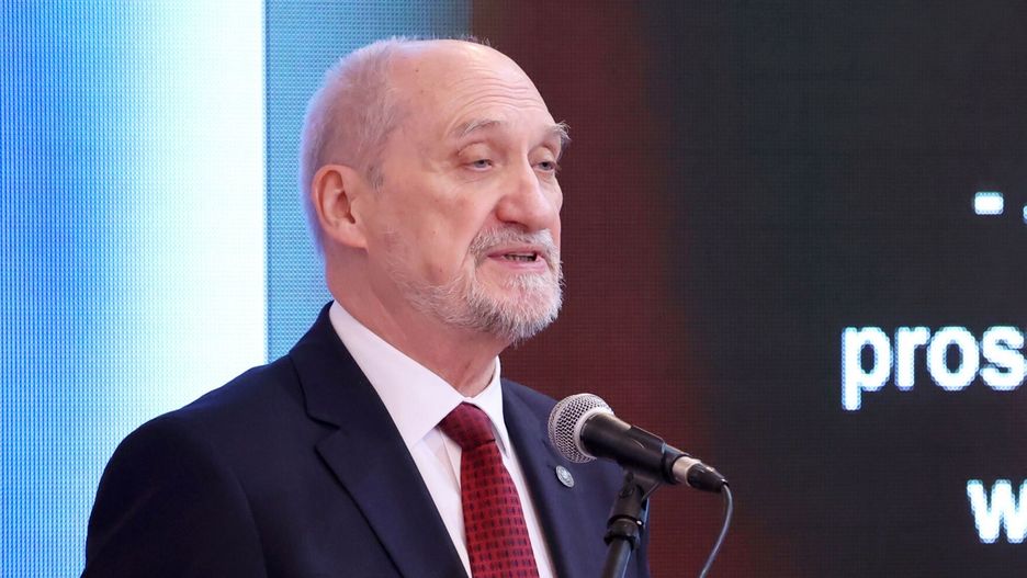 Macierewicz: podkomisja ustaliła, że u większości ofiar występują obrażenia będące wynikiem eksplozji