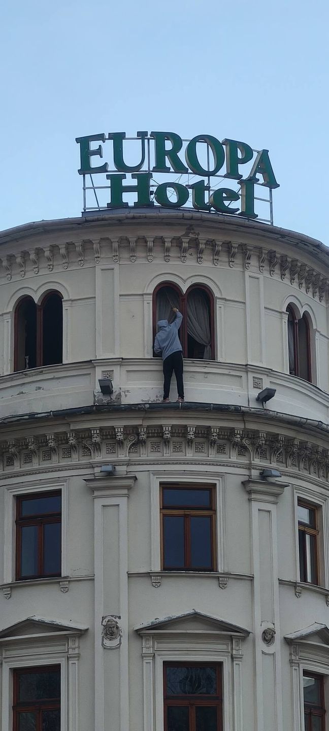 Malował ramę okna na trzecim piętrze remontowanego Hotelu Europa bez zabezpieczeń