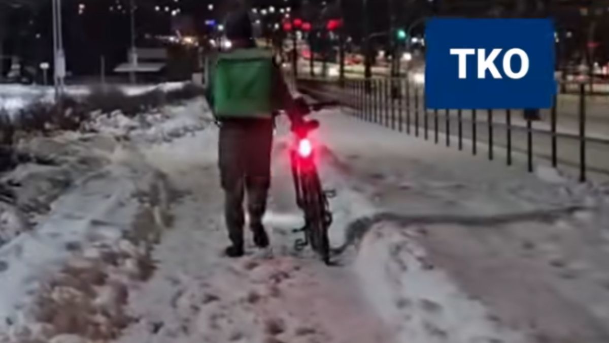 Nieodśnieżone chodniki dają w kość dostawcom jedzenia.