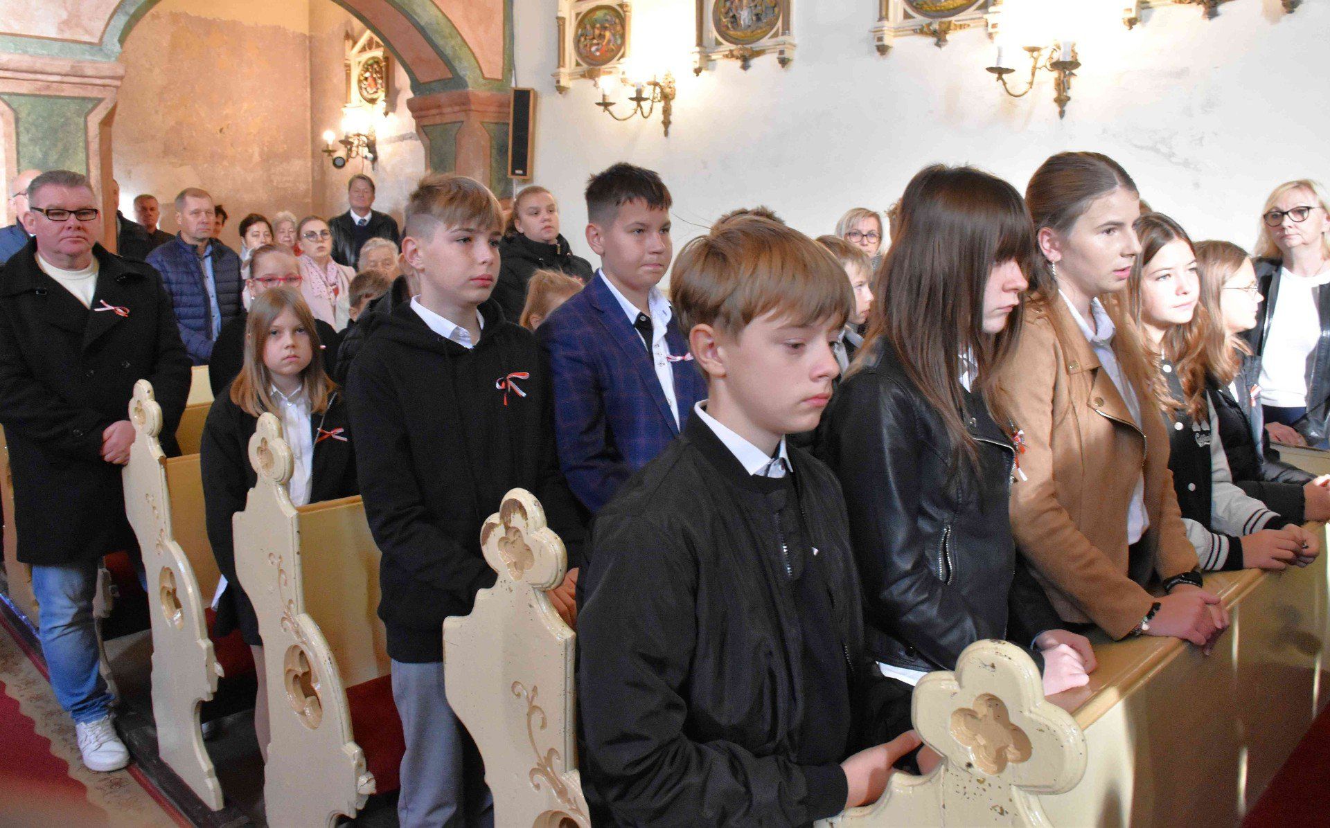 Uroczystość przy odrestaurowanym grobowcu rodu Trzcińskich w Ostrowie (gm. Kruszwica)
