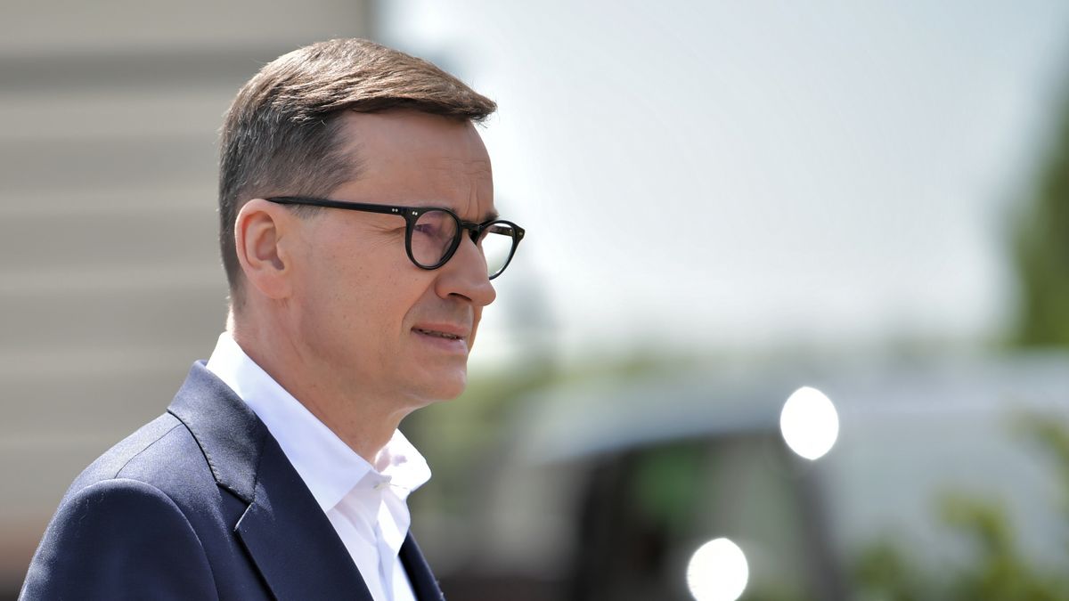 Michalin, 19.05.2022. Premier Mateusz Morawiecki podczas wizyty w gospodarstwie rolnym w miejscowości Michalin, 19 bm. (sko) PAP/Przemysław Piątkowski