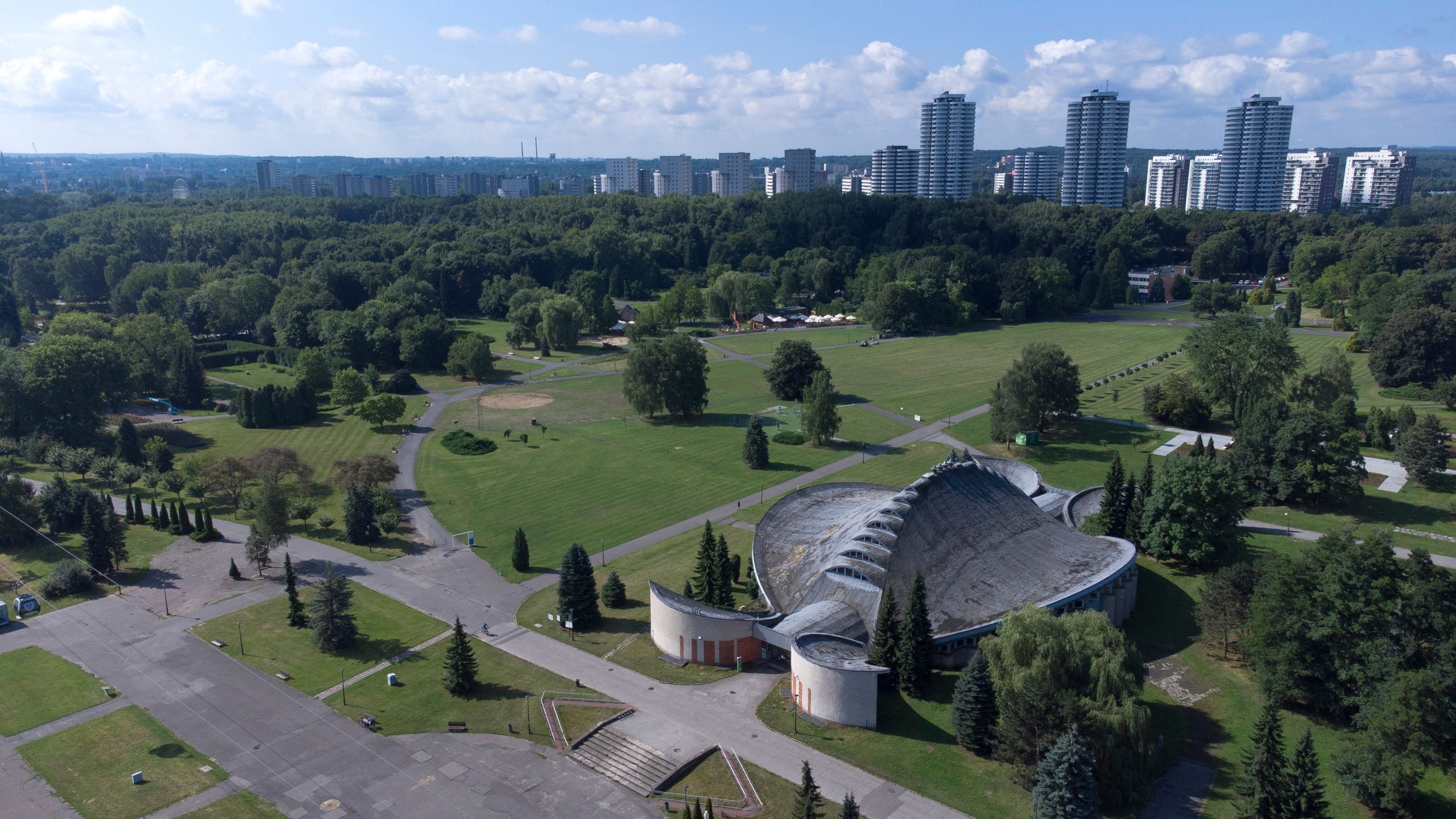 chorzów, katowice, hala kapelusz, z góry, z lotu ptaka, z drona, dron, drone, lato, wieżowce, architektura, park, niebo, chmury, horyzont, widok, pejzaż, krajobraz, silesia, metropolia