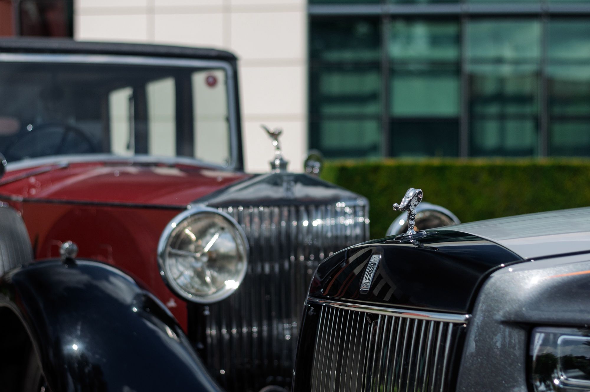 Rolls-Royce Phantom II (1935) i Rolls-Royce Phantom VIII (2025)