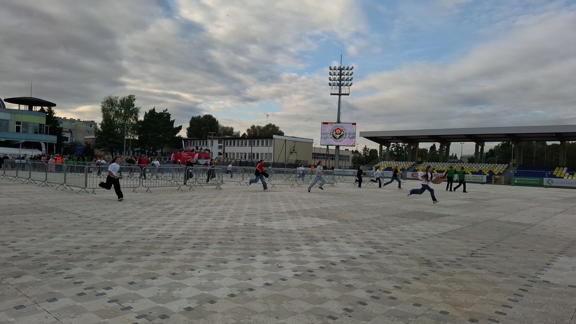Otworzono scenę koncertową Święta Kwiatów, Owoców i Warzyw. Młodzież wbiegła na stadion!