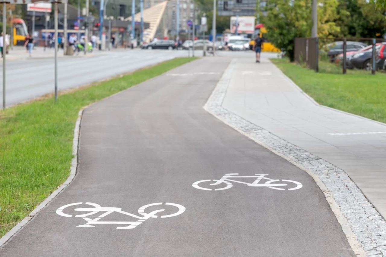 Zmiany na Alejach 1 Maja w Koninie. Budują drogę rowerową