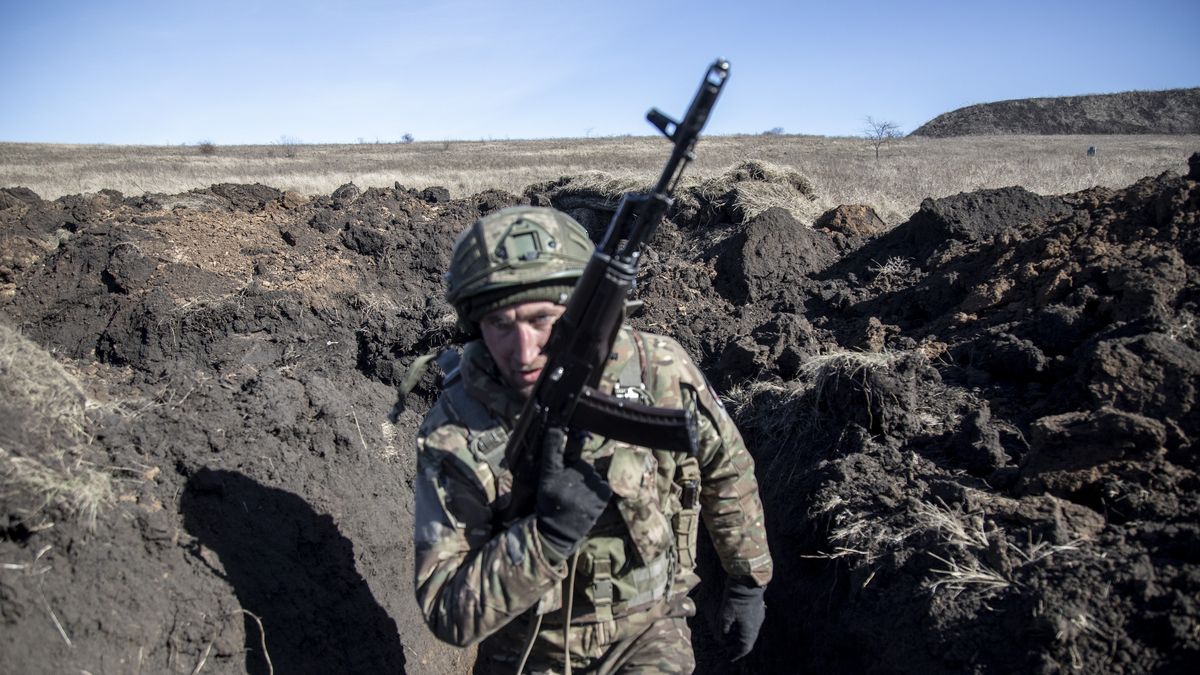 Ukraiński żołnierz podczas szkolenia w obwodzie donieckim, luty 2024 roku